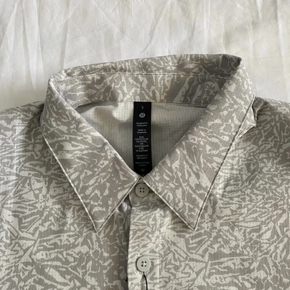 Lululemon Airing Easy SS Short Sleeve Shirt Gray/White Men’s Size S - Picture 3 of 6